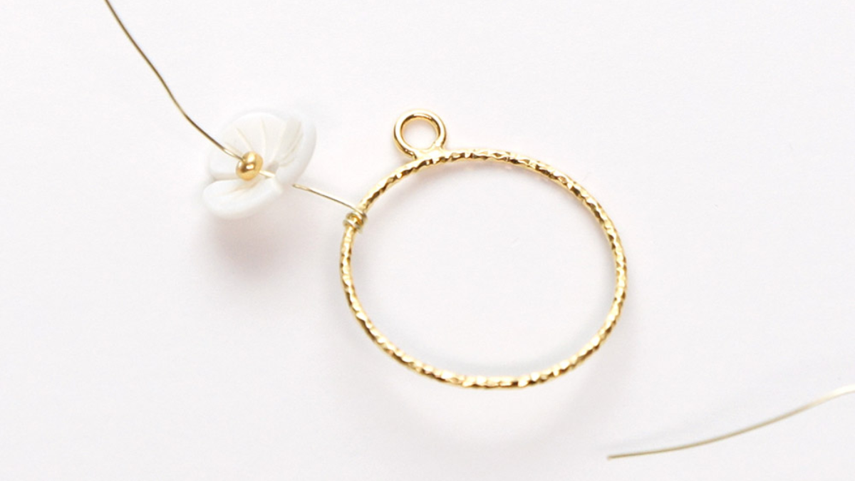 Boucles d'oreilles de mariage fleurs en nacre : Etape 1