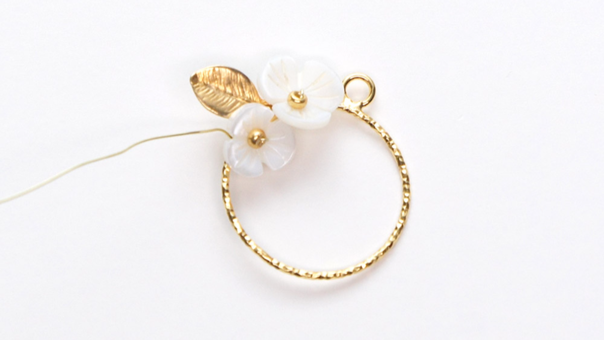 Boucles d'oreilles de mariage fleurs en nacre : Etape 3