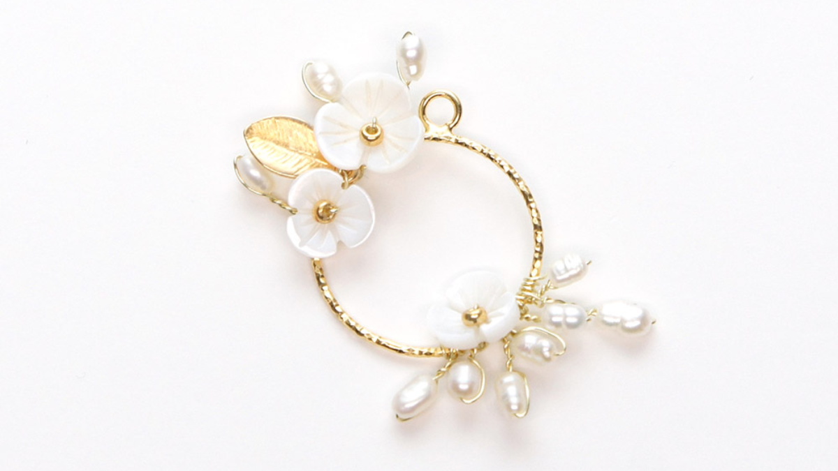 Boucles d'oreilles de mariage fleurs en nacre : Etape 5