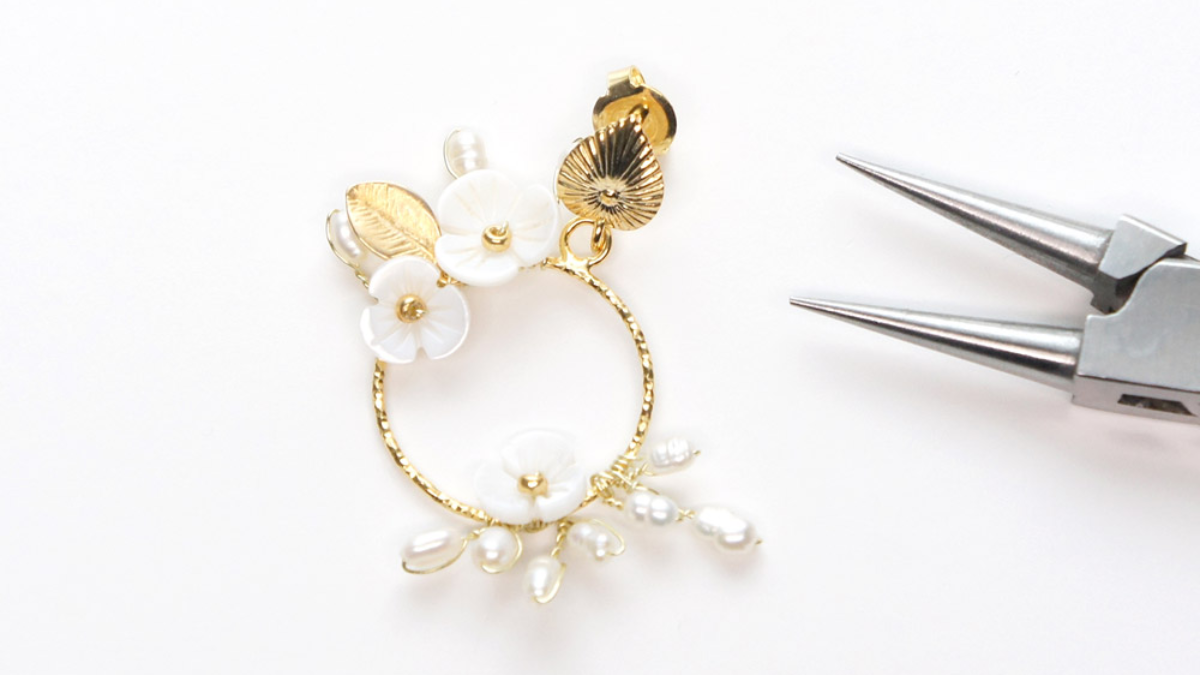 Boucles d'oreilles de mariage fleurs en nacre : Etape 6