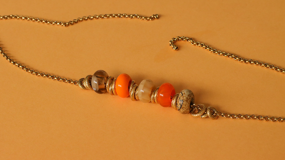 DIY Collier ras de cou avec perles rocailles et donuts : Etape 2 DIY Collier ras de cou avec perles rocailles et donuts : Etape 2