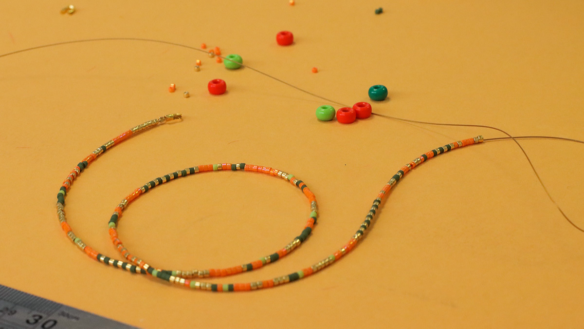 DIY Collier ras de cou avec perles rocailles et donuts : Etape 5 DIY Collier ras de cou avec perles rocailles et donuts : Etape 5