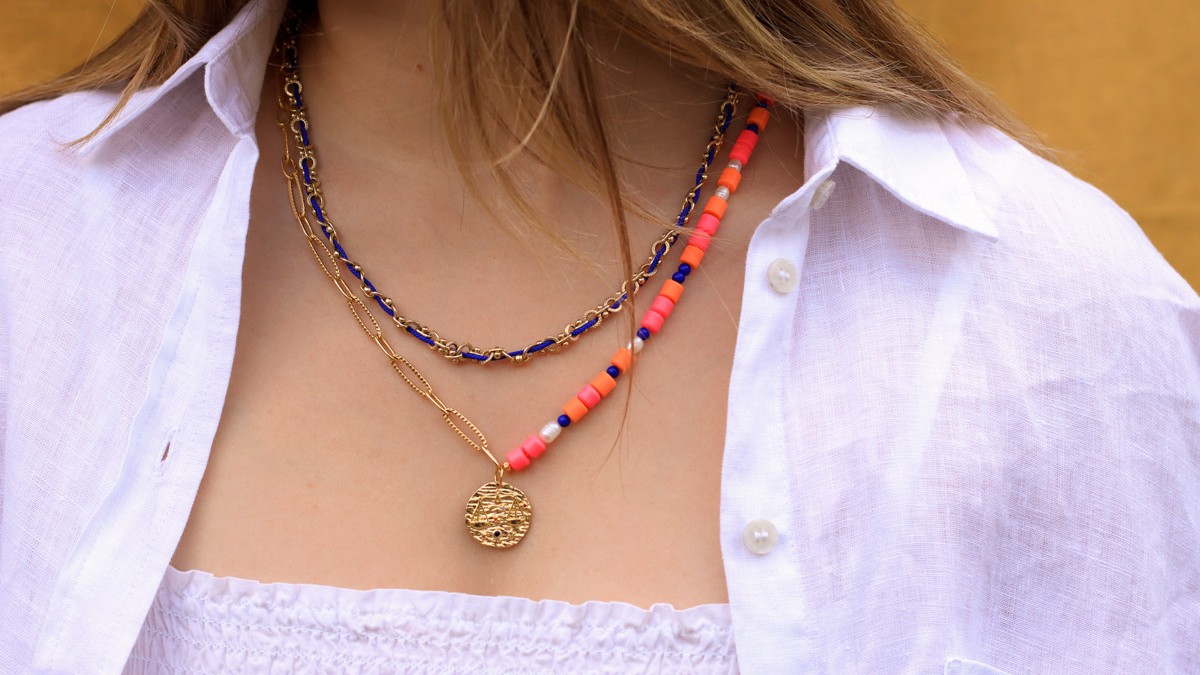 Collier multirangs avec chaîne, heishi, perles d'eau douce et breloque zodiaque