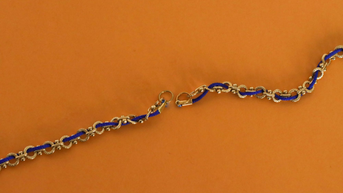 Collier multirangs avec chaîne, heishi, perles d'eau douce et breloque zodiaque : Etape 1