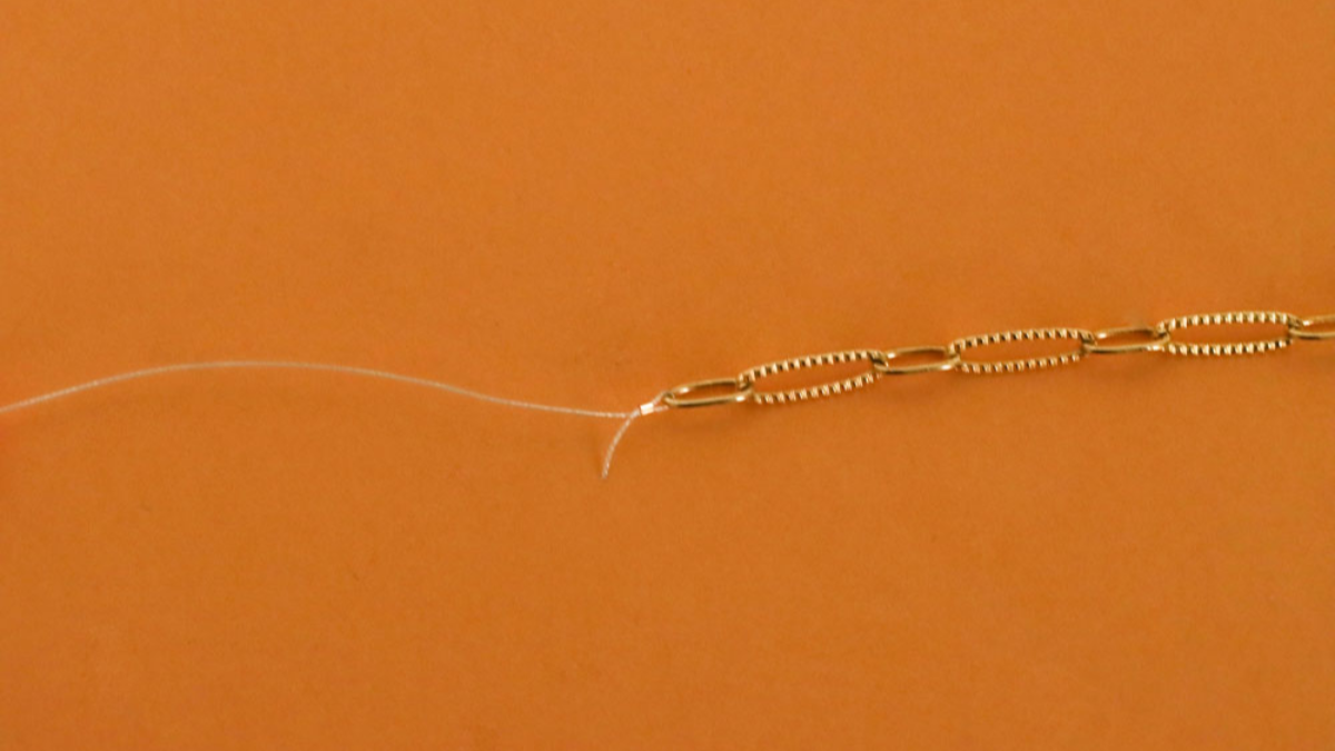 Collier multirangs avec chaîne, heishi, perles d'eau douce et breloque zodiaque : Etape 2