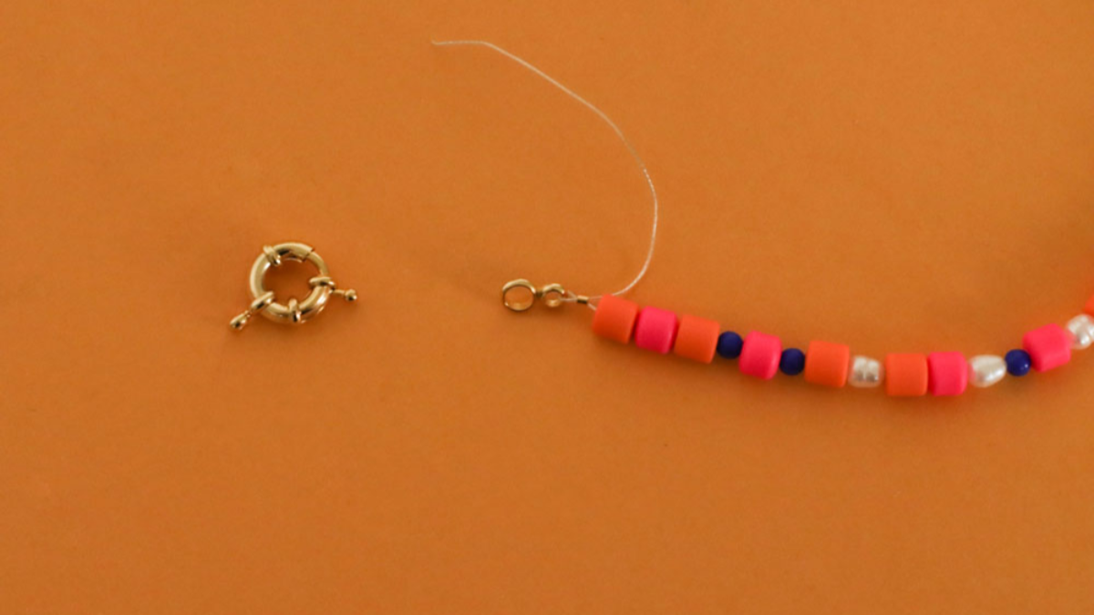 Collier multirangs avec chaîne, heishi, perles d'eau douce et breloque zodiaque : Etape 4