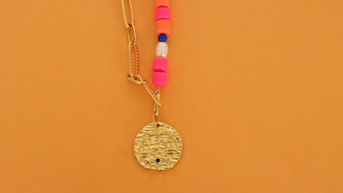 Collier multirangs avec chaîne, heishi, perles d'eau douce et breloque zodiaque : Etape 5