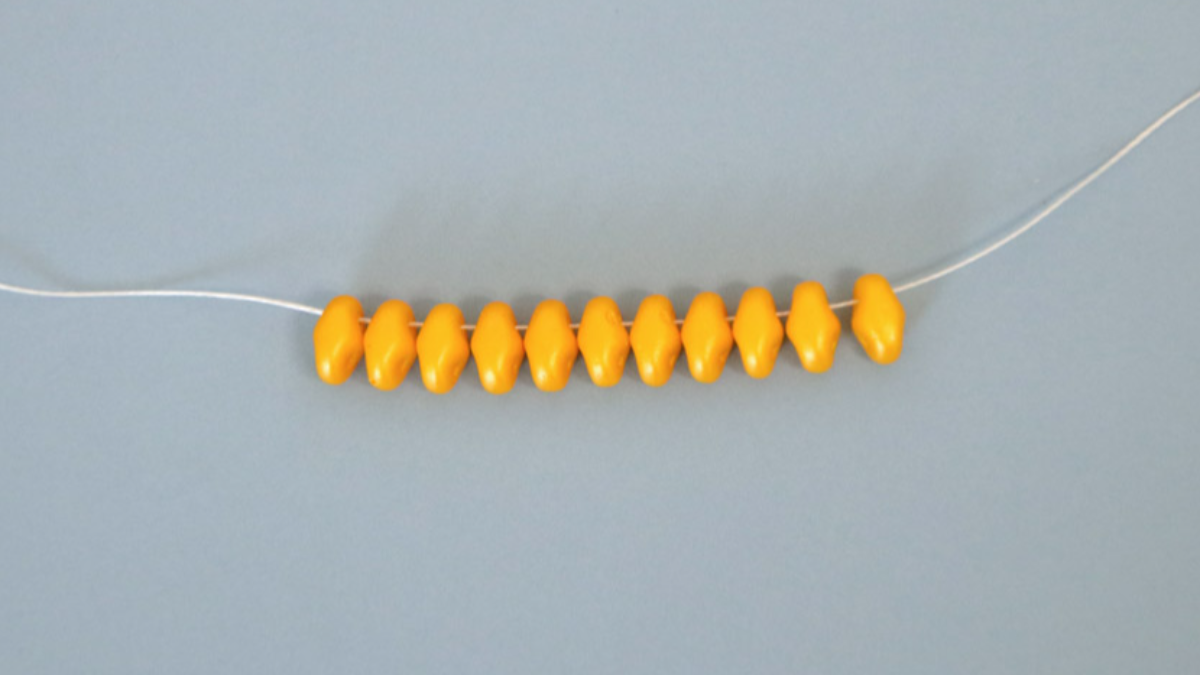 Boucles d'oreilles tournesol avec perles SuperDuo : Etape 1