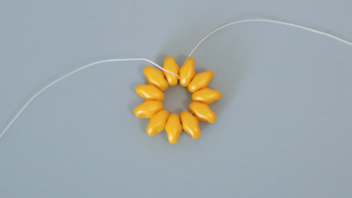 Boucles d'oreilles tournesol avec perles SuperDuo : Etape 3