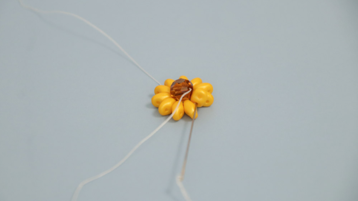 Boucles d'oreilles tournesol avec perles SuperDuo : Etape 4