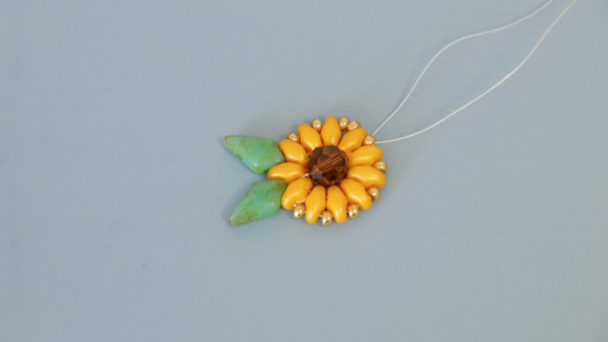 Boucles d'oreilles tournesol avec perles SuperDuo : Etape 9