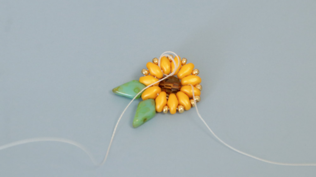 Boucles d'oreilles tournesol avec perles SuperDuo : Etape 13