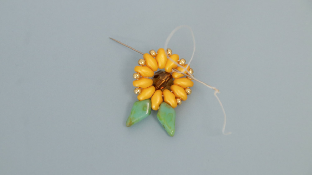 Boucles d'oreilles tournesol avec perles SuperDuo : Etape 14