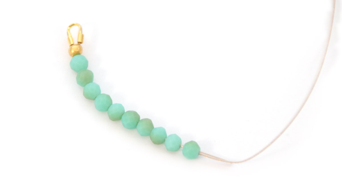 Collier perles tubes en céramique bleu turquoise : Etape 2
