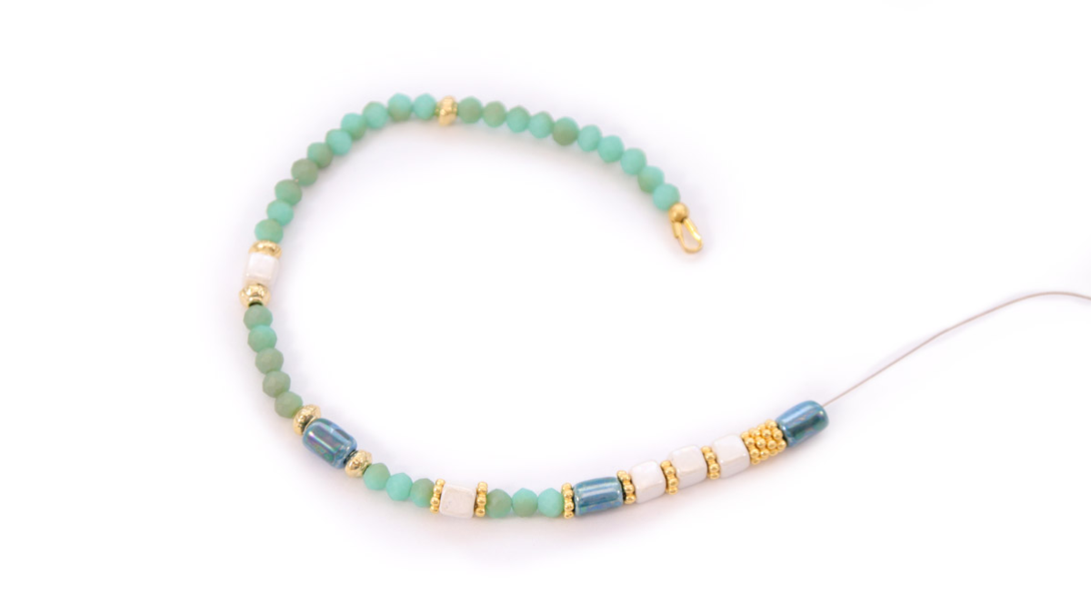 Collier perles tubes en céramique bleu turquoise : Etape 3