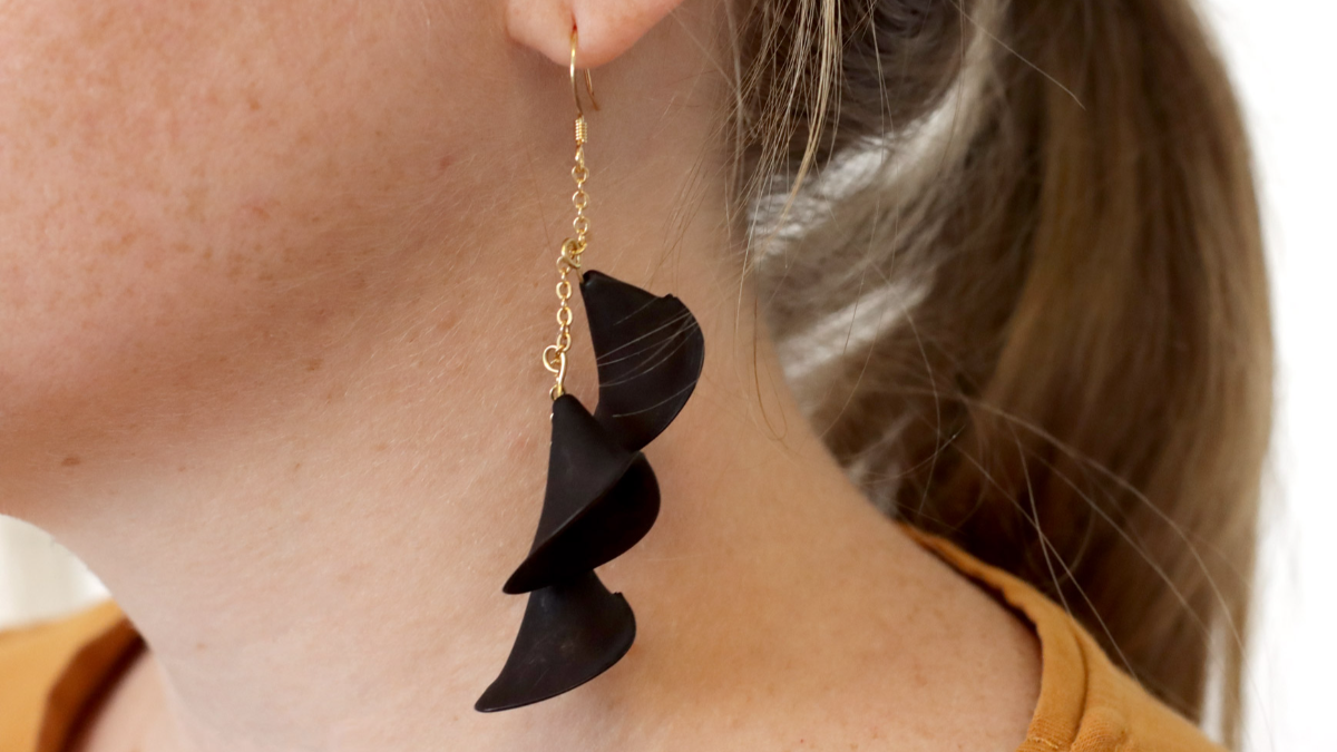 Schéma Boucles d'oreilles pendantes dorées à fleurs