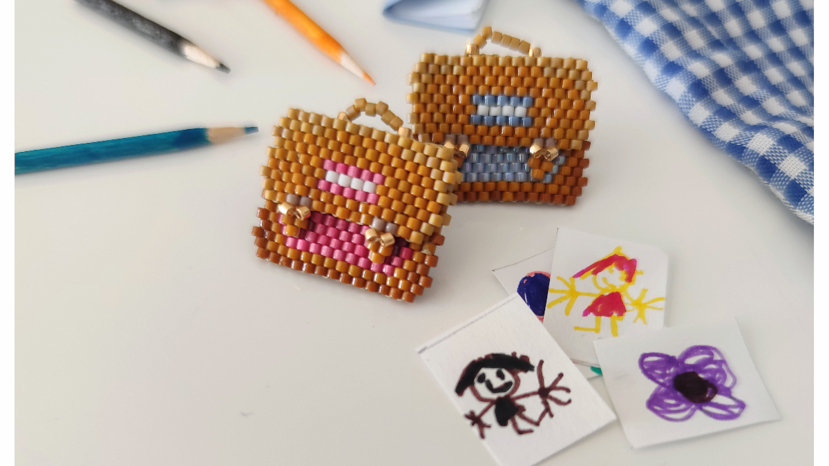 Pin's motif cartable écolier en tissage brick stitch de perles Miyuki