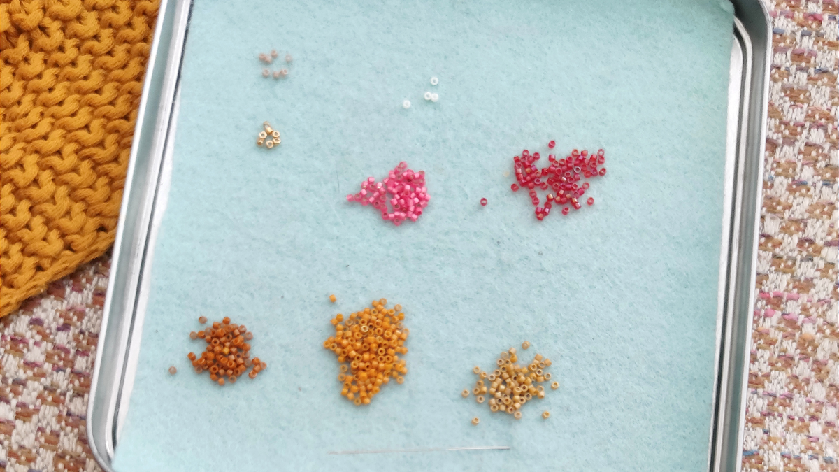 Pin's motif cartable écolier en tissage brick stitch de perles Miyuki : Etape 1