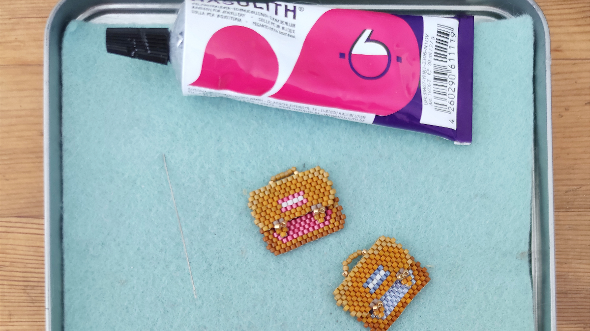 Pin's motif cartable écolier en tissage brick stitch de perles Miyuki : Etape 5