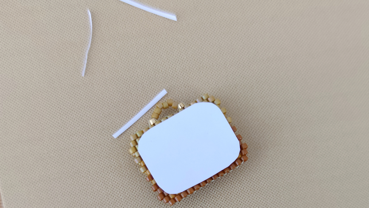 Pin's motif cartable écolier en tissage brick stitch de perles Miyuki : Etape 8