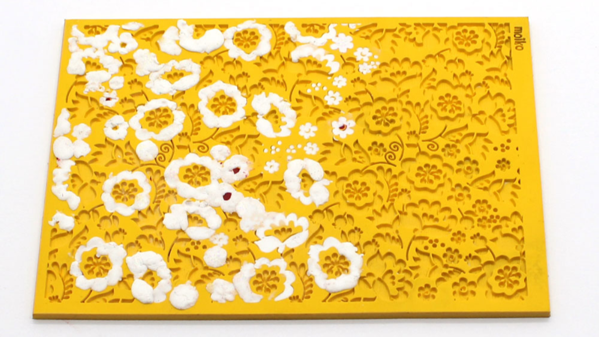 Boucles d'oreilles polymère plaque de texture fleurs : Etape 3