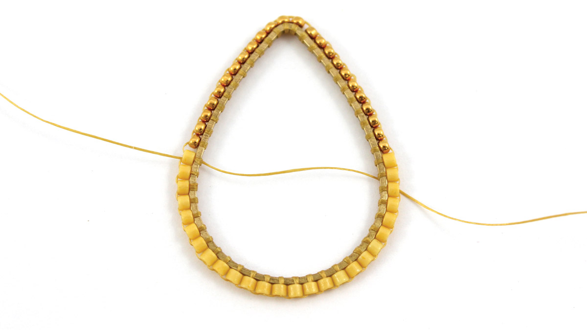 Boucles d'oreilles gouttes en Brick Stitch avec cristaux et perles Miyuki : Etape 4