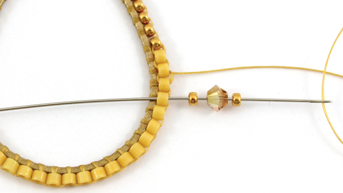 Boucles d'oreilles gouttes en Brick Stitch avec cristaux et perles Miyuki : Etape 5