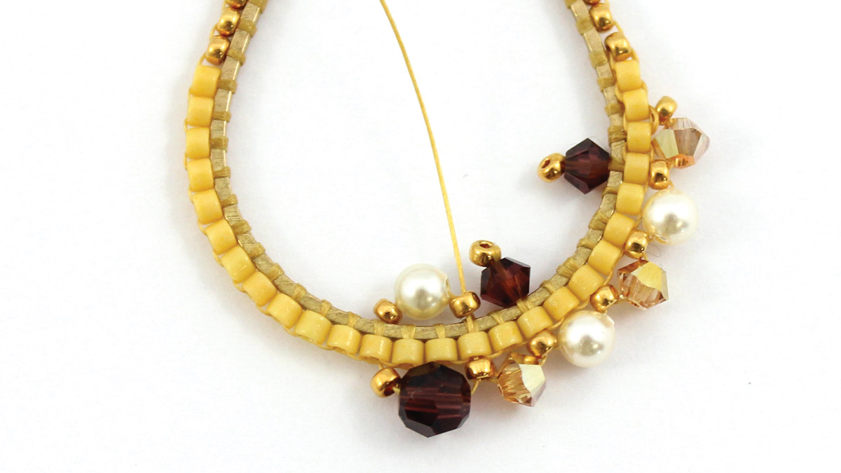 Boucles d'oreilles gouttes en Brick Stitch avec cristaux et perles Miyuki : Etape 8