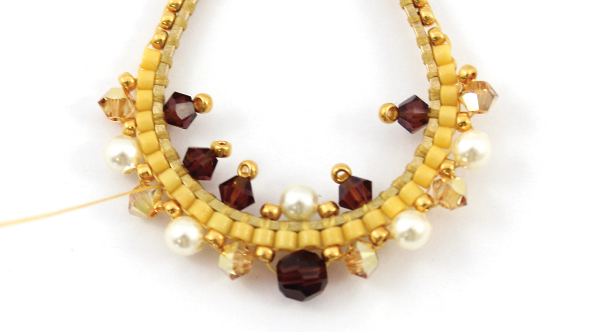 Boucles d'oreilles gouttes en Brick Stitch avec cristaux et perles Miyuki : Etape 10