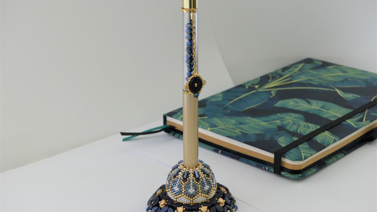 Schéma DIY Etui à ciseaux Porte Bonheur en perles en verre et support en bois par Puca