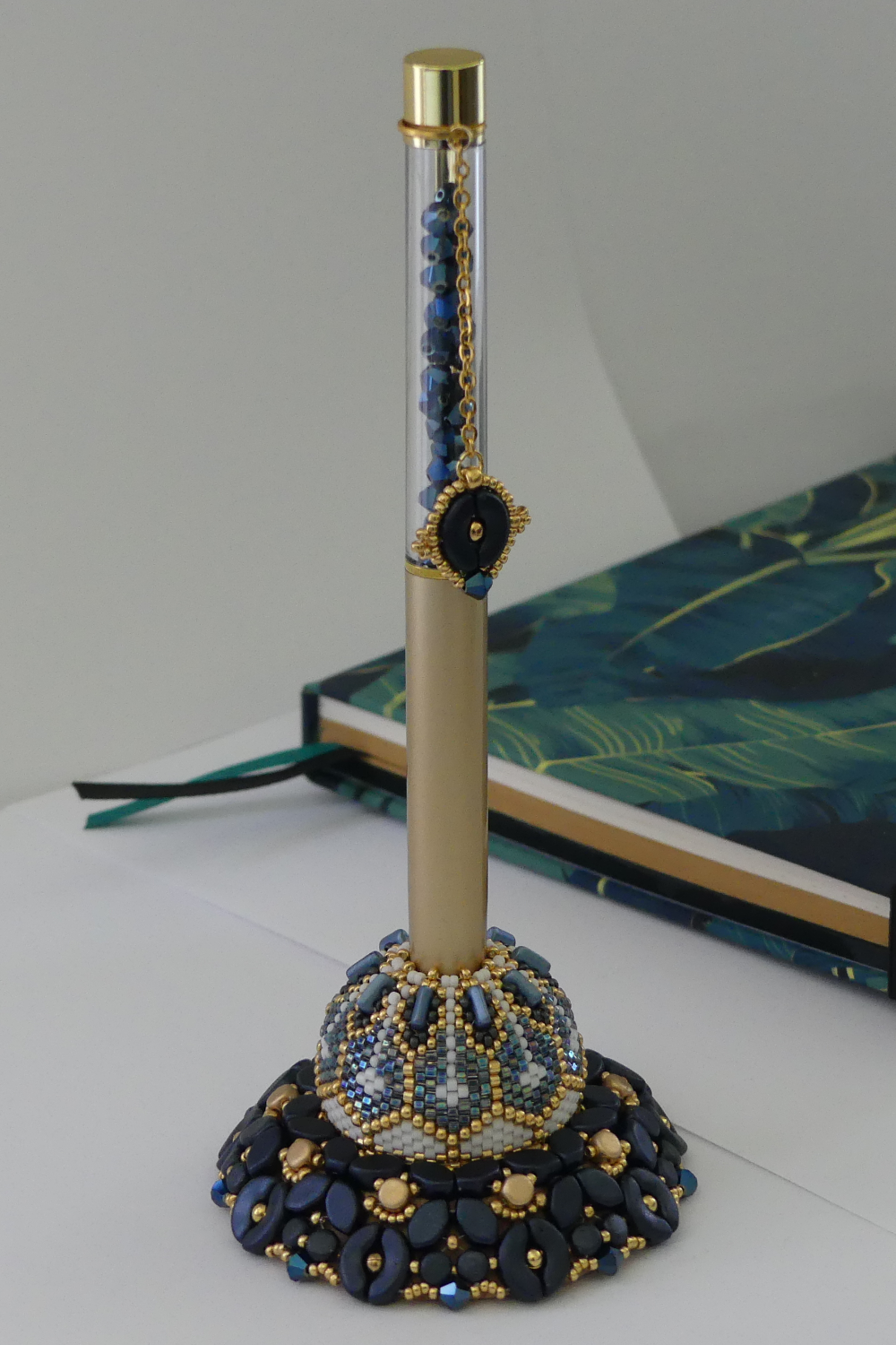 Schéma DIY Etui à ciseaux Porte Bonheur en perles en verre et support en bois par Puca