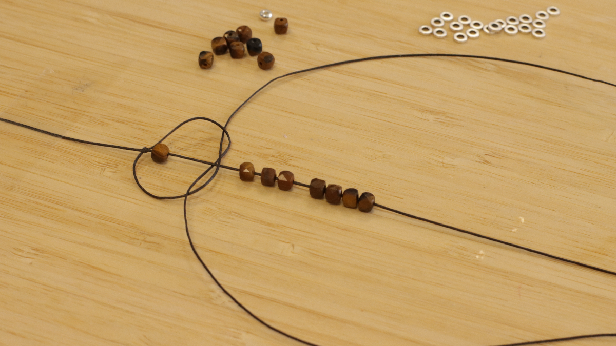 Bracelet de couple en perles heishi pierres gemmes et slam cord : Etape 2