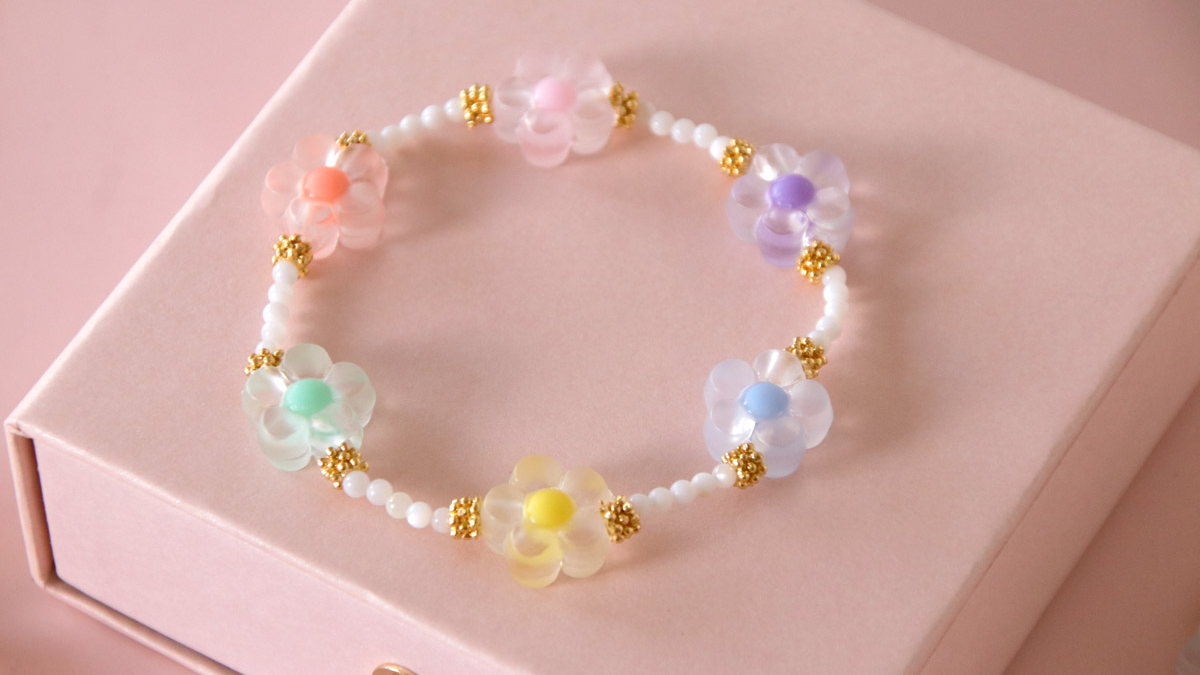 Schéma DIY Bracelets élastiques Fleurs et perles en nacre
