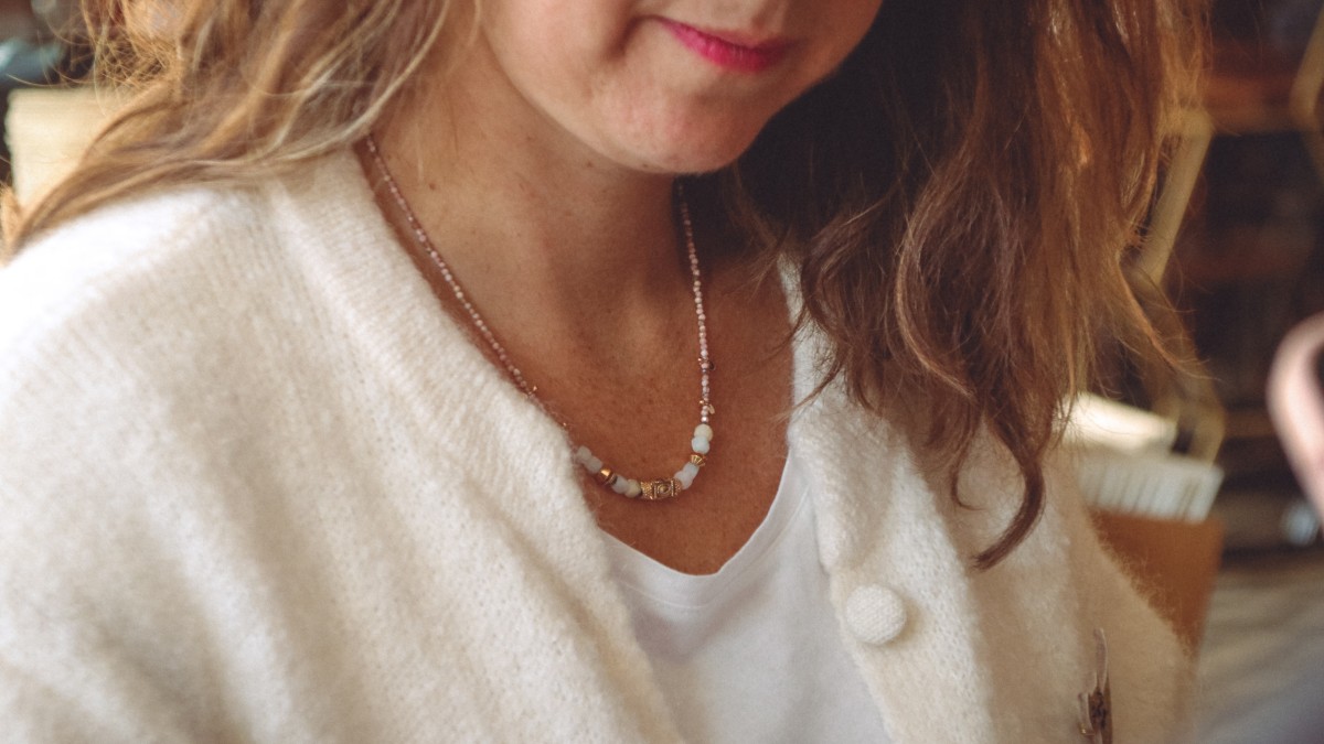 Collier bohème chic avec perles en pierre naturelle & Plaqué Or Collier bohème chic avec perles en pierre naturelle & Plaqué Or