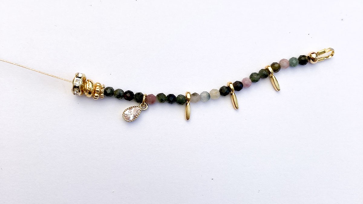DIY Bracelet pierres gemmes tourmalines et breloques : Etape 5