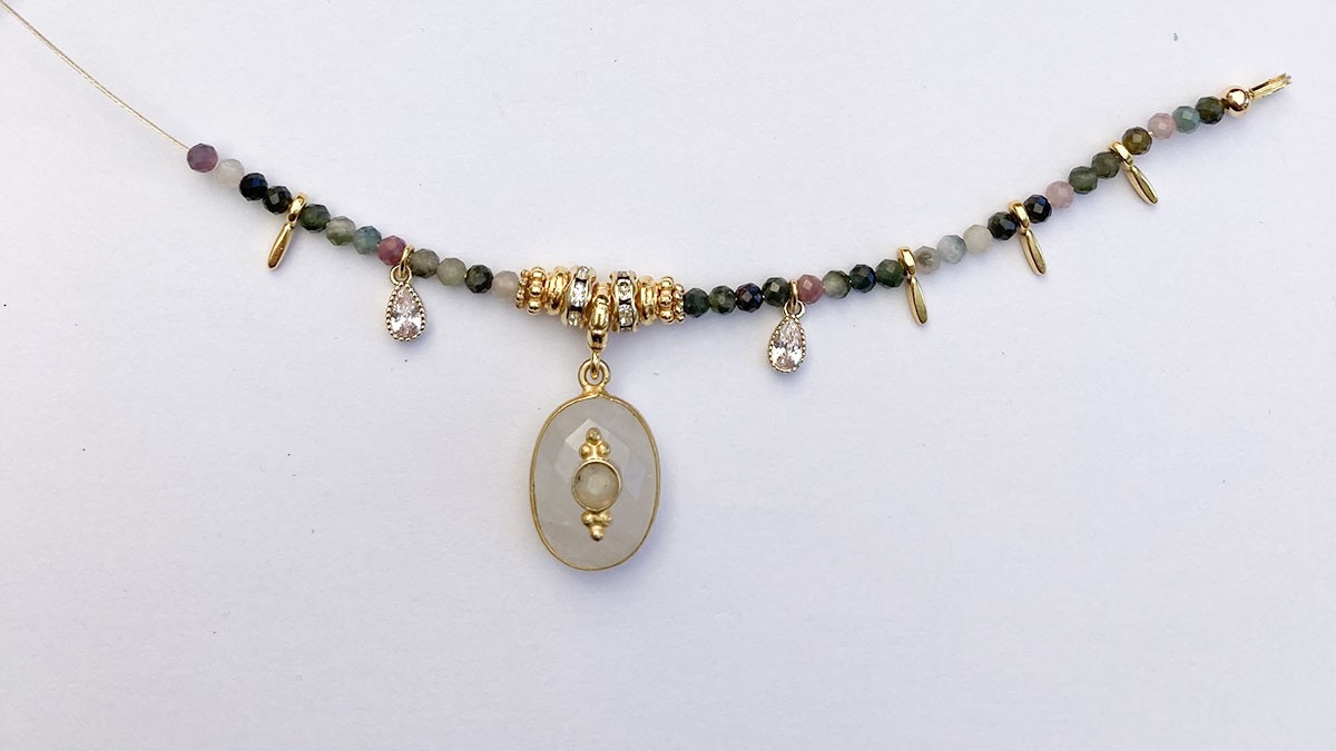 DIY Bracelet pierres gemmes tourmalines et breloques : Etape 7