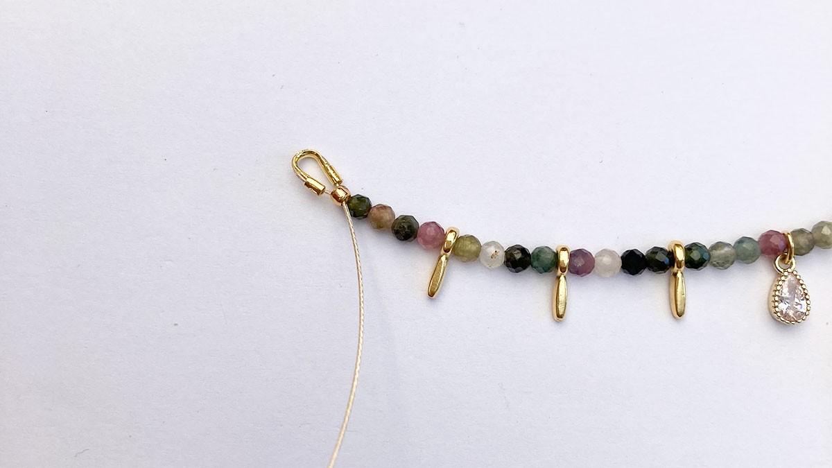 DIY Bracelet pierres gemmes tourmalines et breloques : Etape 8