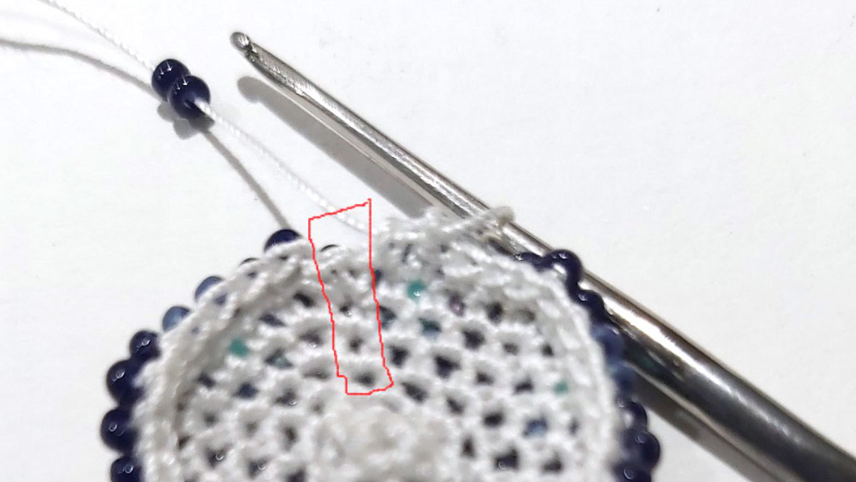 DIY Boule de Noël dégradé de perles en spirale au crochet : Etape 4