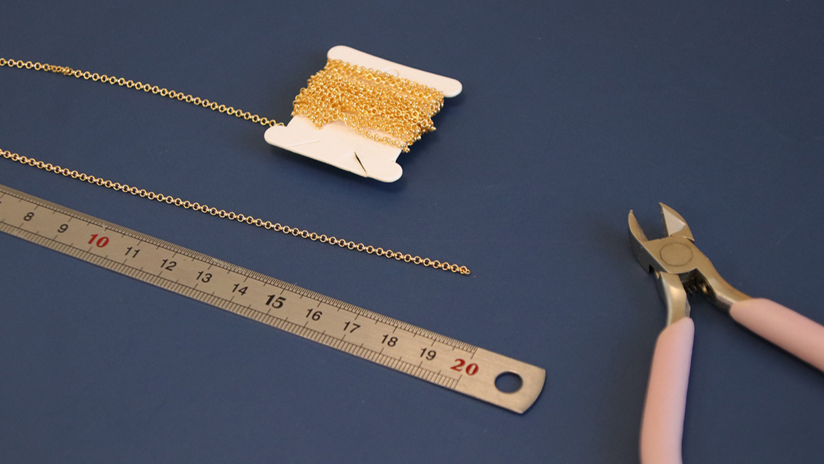 Collier de soirée ras de cou chaîne et cristaux Aurora : Etape 1