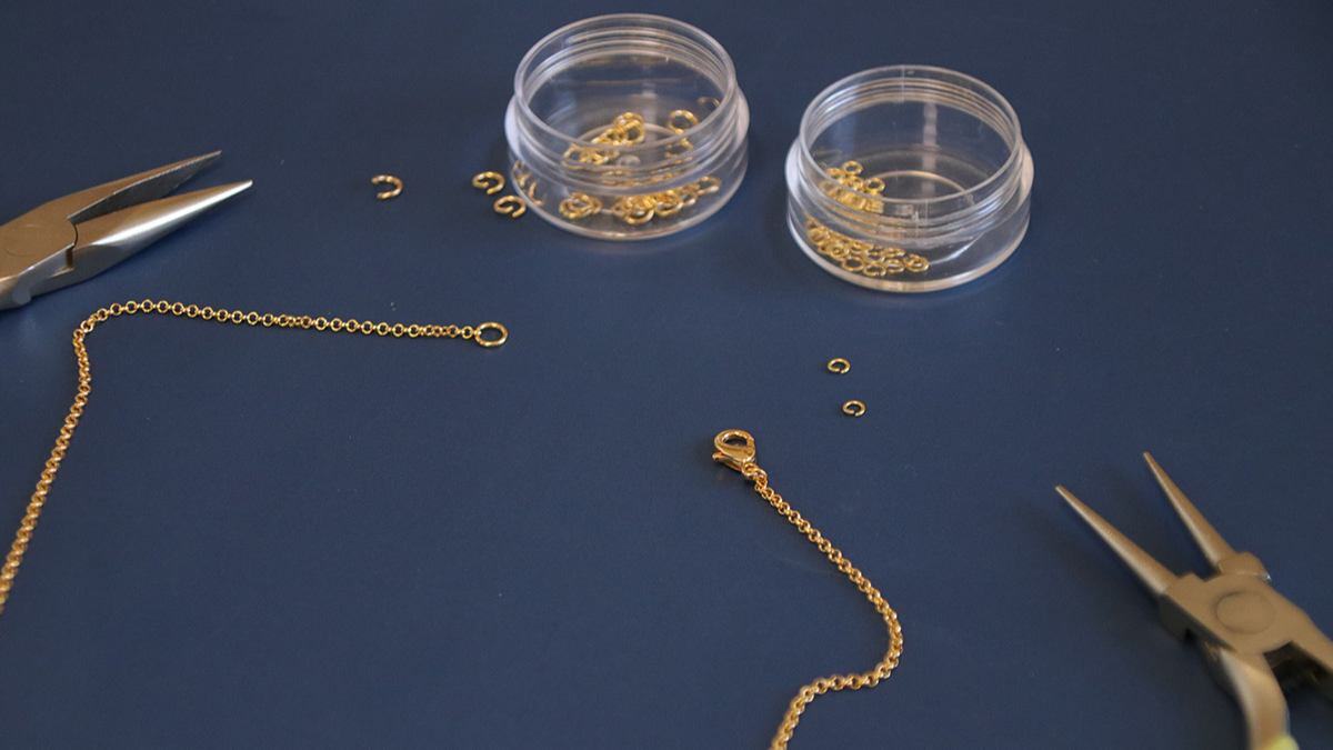 Collier de soirée ras de cou chaîne et cristaux Aurora : Etape 2