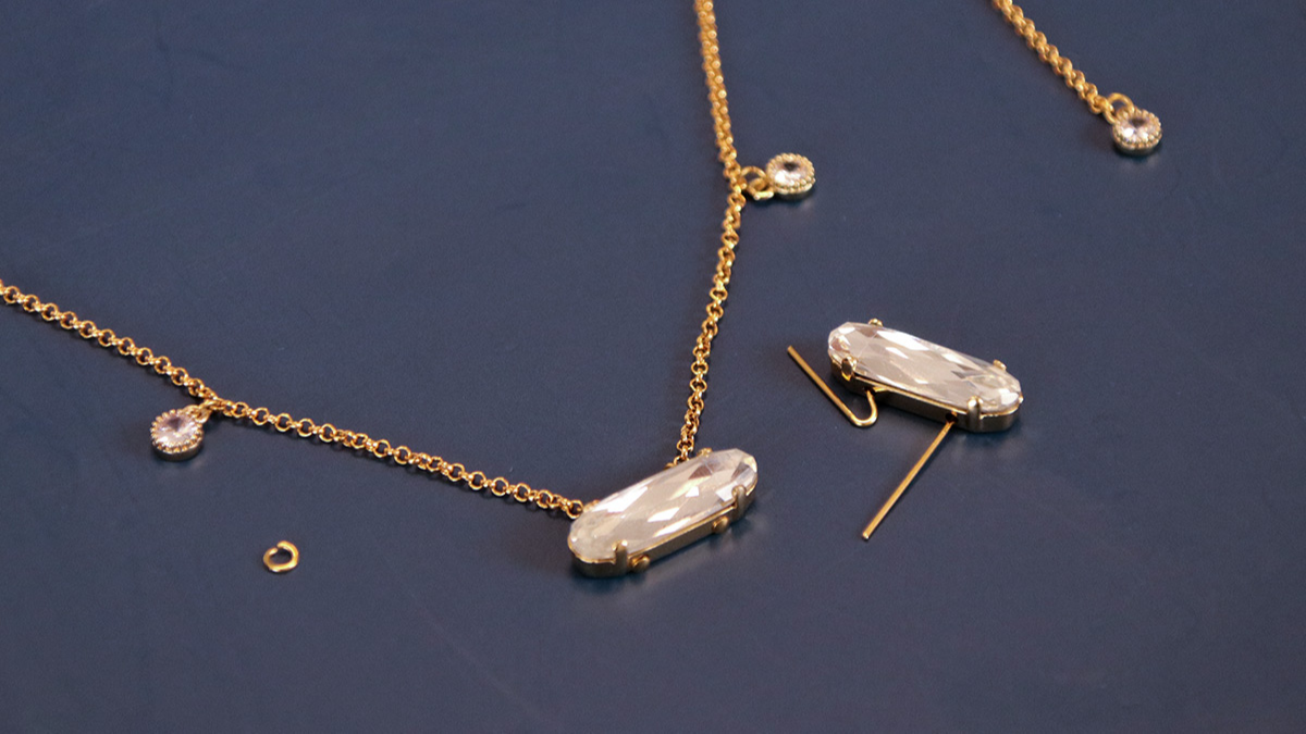 Collier de soirée ras de cou chaîne et cristaux Aurora : Etape 4