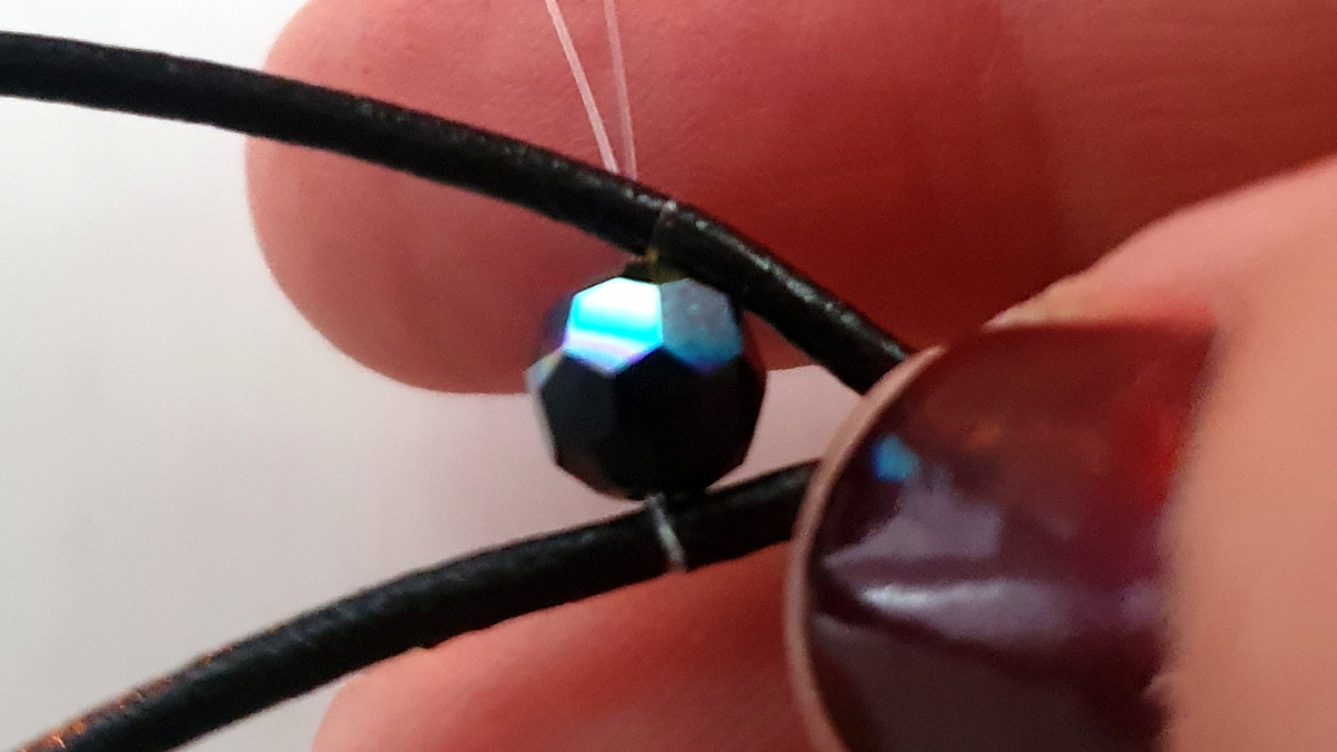 Bracelet wrap 5 tours avec perles PureCrystal et noeud macramé : Etape 5