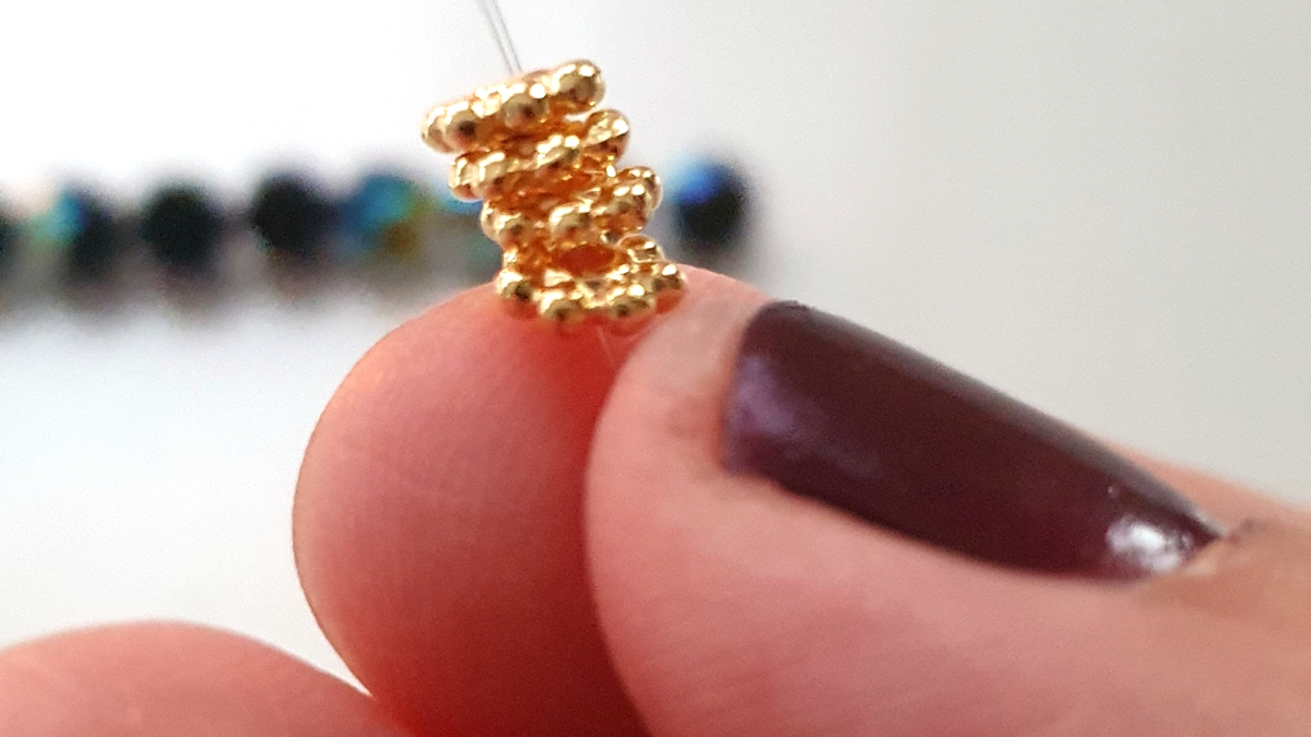 Bracelet wrap 5 tours avec perles PureCrystal et noeud macramé : Etape 7