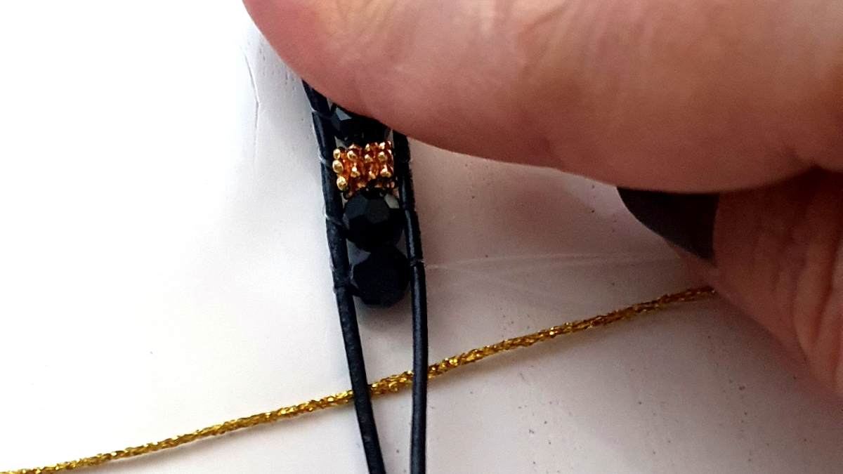 Bracelet wrap 5 tours avec perles PureCrystal et noeud macramé : Etape 13