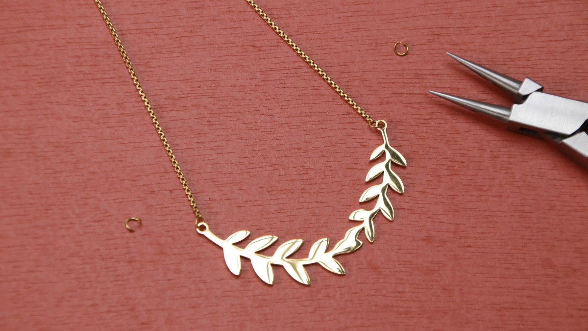 Deux Colliers en acier inox doré pendentif branche : Etape 1
