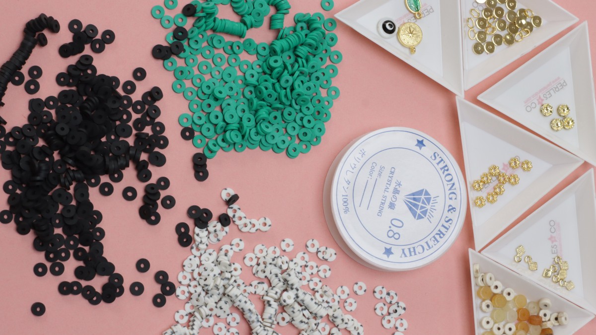 Bracelets élastiques rondelles heishi modèle Canopée : Etape 1