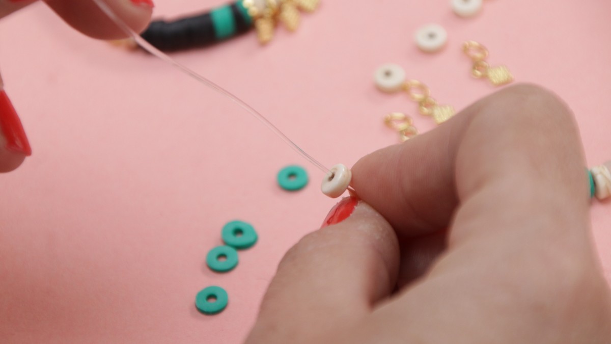 Bracelets élastiques rondelles heishi modèle Canopée : Etape 5