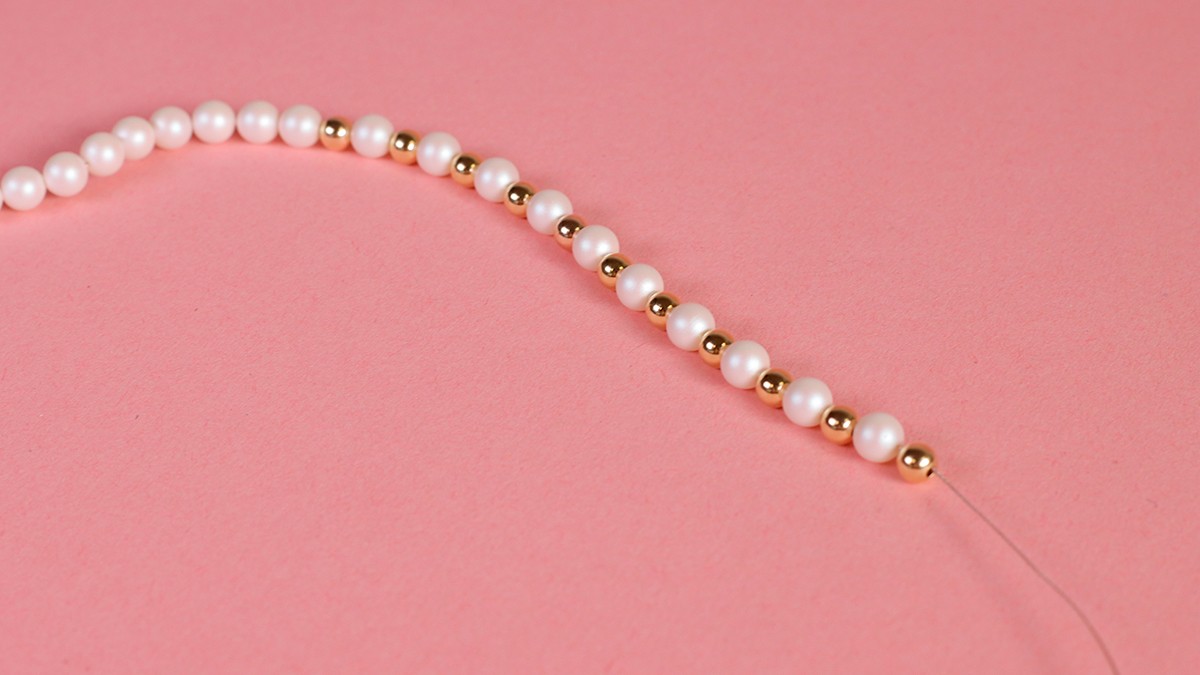 Collier coeur cristal élégant en perles nacrées : Etape 3