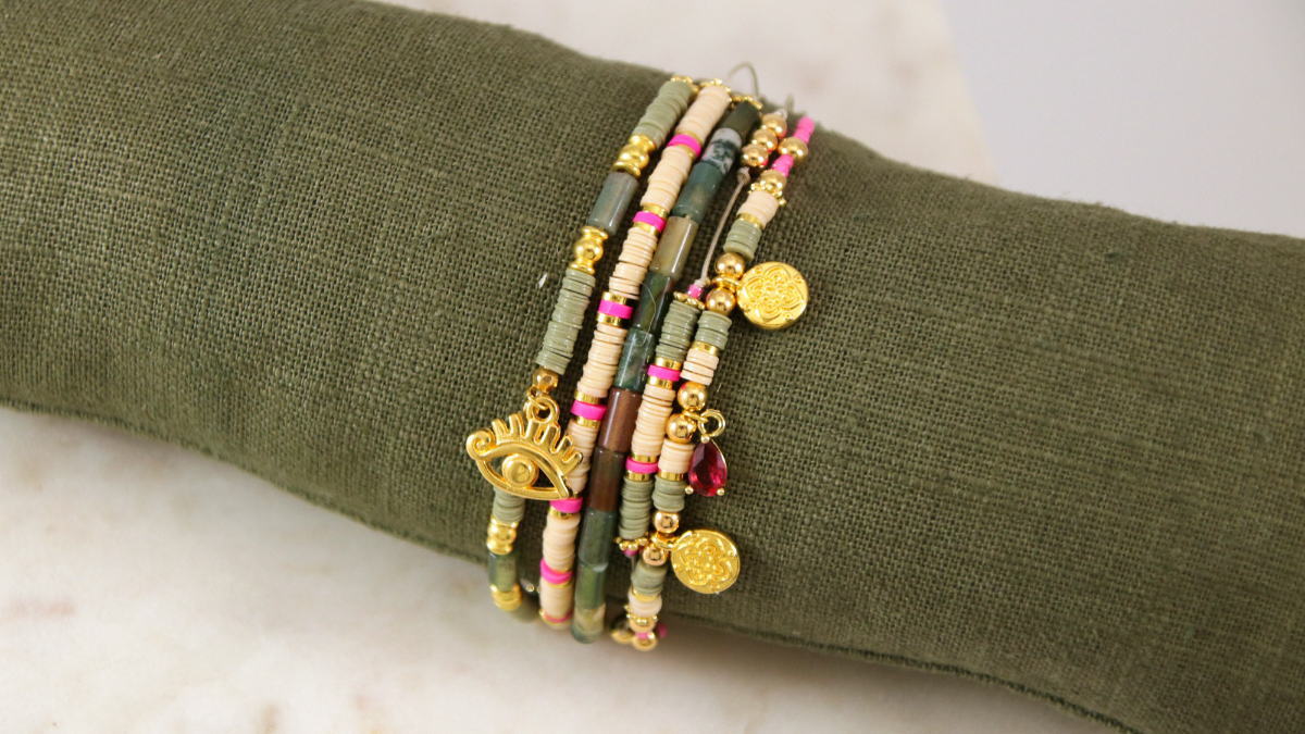 Tuto bracelets fins avec des perles heishi et des breloques Tuto bracelets fins avec des perles heishi et des breloques