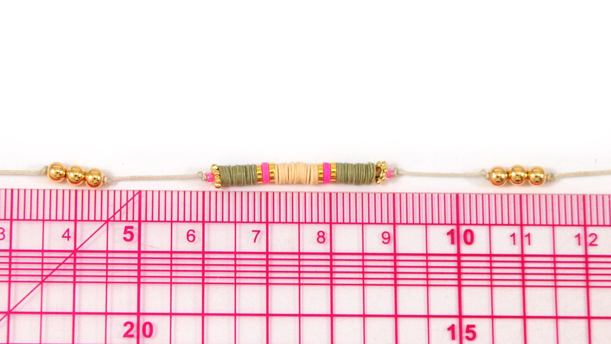 Tuto bracelets fins avec des perles heishi et des breloques : Etape 1